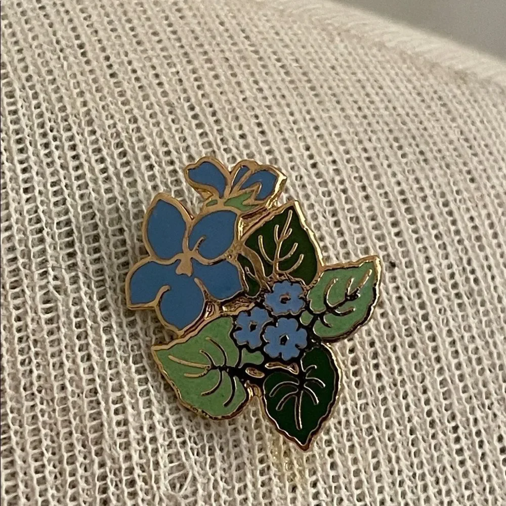 Vintage Hallmark Cards Inc. Forget - Me - Not Flower Enamel Cloisonné Pin Brooch